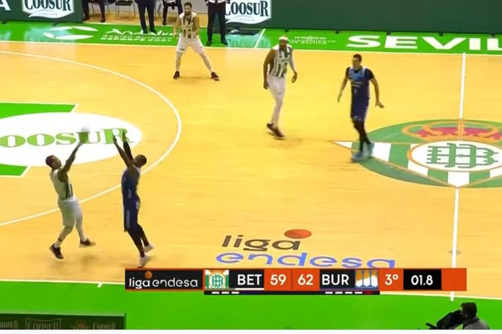 VEĆ IMAMO NAJLUĐI KOŠ GODINE: Zafrljačio je loptu jednom rukom kao tačdaun pas i prošla je kroz obruč! (VIDEO)