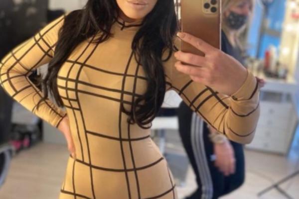 NEPRISTOJNO SE NA*UZILA! Pevačica se OPUSTILA U MREŽASTIM ČARAPAMA, sve OTKRIVENO,umalo sevnulo i MEĐUNOŽJE! (FOTO)