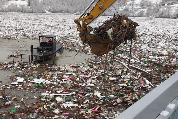 7.500 KUBNIH METARA OTPADA UKLANJAĆE SE 3 NEDELJE: Počelo čišćenje Potpećkog jezera! (FOTO GALERIJA)