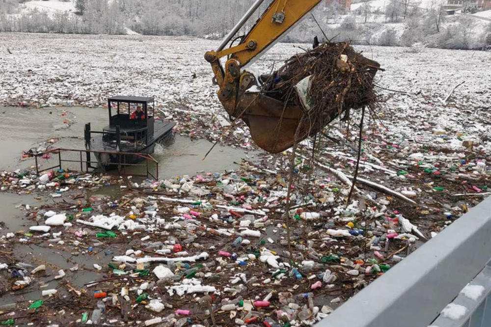 7.500 KUBNIH METARA OTPADA UKLANJAĆE SE 3 NEDELJE: Počelo čišćenje Potpećkog jezera! (FOTO GALERIJA)