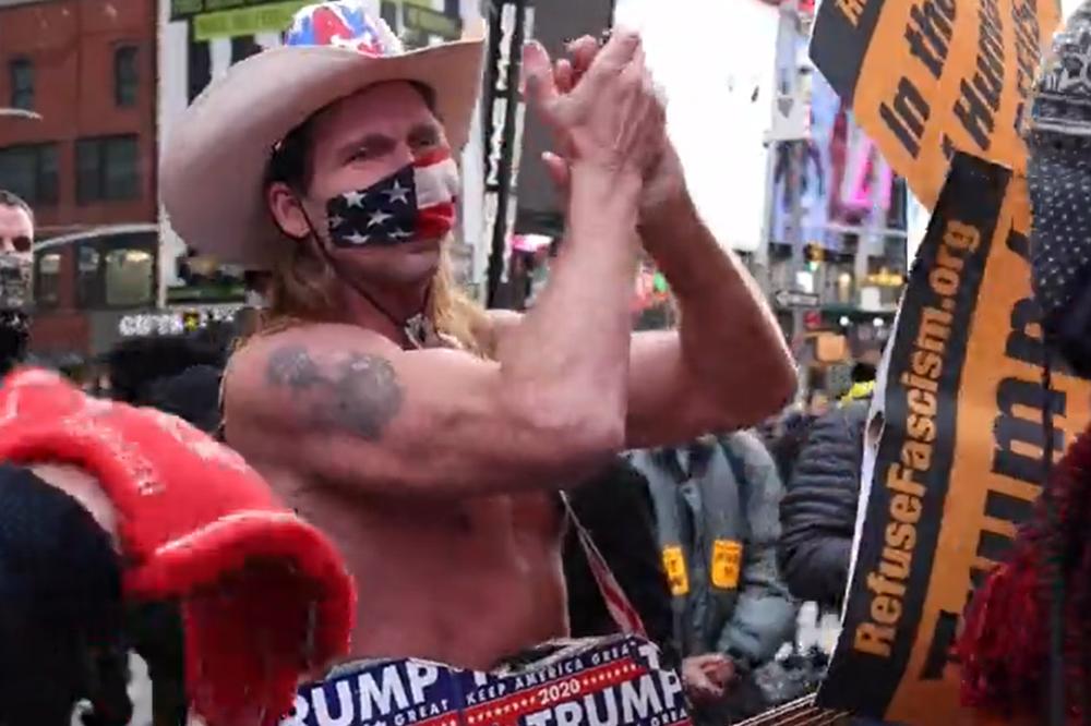 GOLI KAUBOJ SE BORI ZA TRAMPA: Pogledajte kako se žustro raspravlja razgolićeni mladić! (VIDEO)