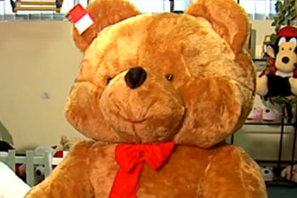 MAJKA JE UZELA DEVOJČICINOG PLIŠANOG MEDU: Kada je videla šta se nalazi unutra počela je da se trese i vrišti