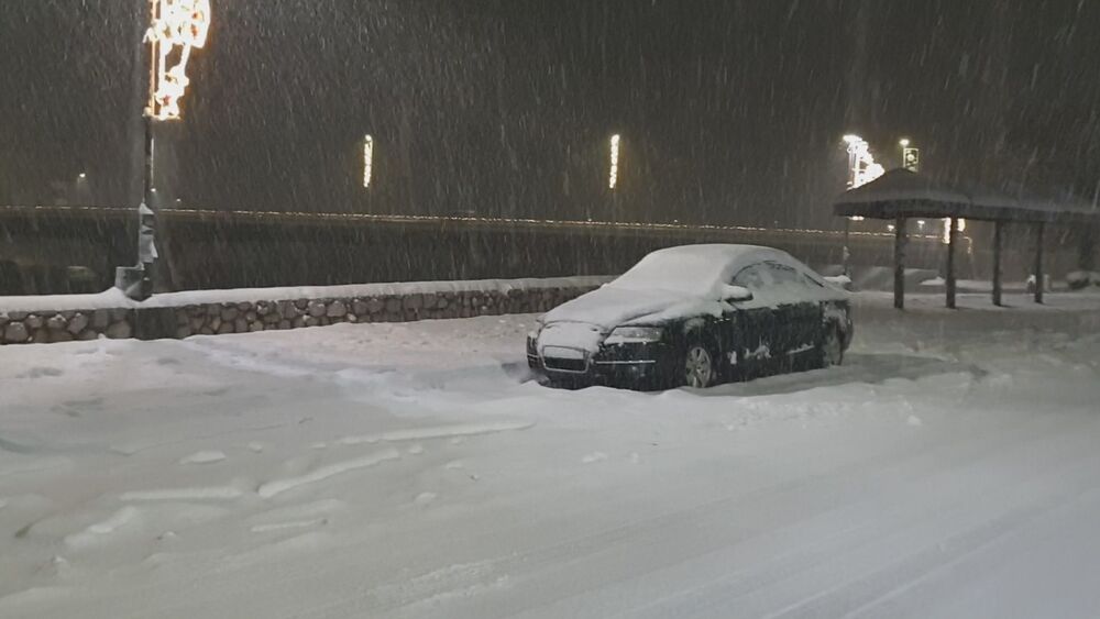 Automobil zavejan snegom