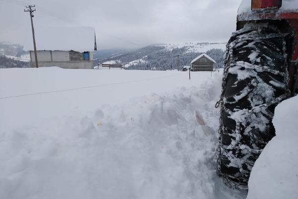 STRAŠNA SCENA NA PEŠTERU: Morali pokojnika na rukama da nose do groblja
