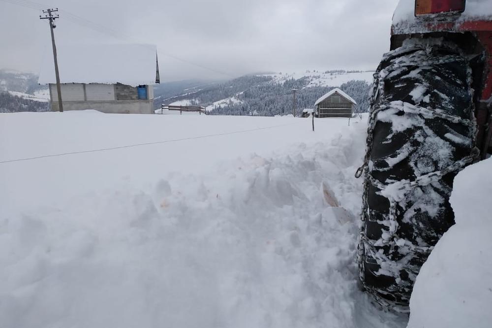 OBUSTAVLJEN SAOBRAĆAJ KA VRHU KOPAONIKA: Vozila su preusmerena, putevi su neprohodni