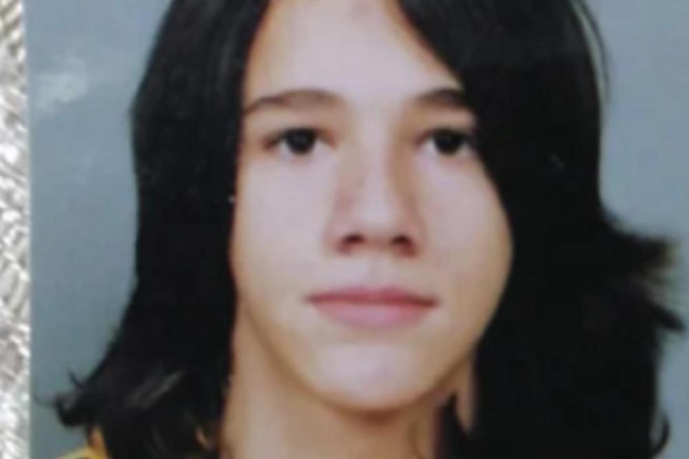 PREPOZNAJETE LI DEČAKA SA SLIKE?! Danas je PRAVI BAJA, smuvao je jednu NAŠU ŽESTOKU RIBU, dobro pogledajte! (FOTO)