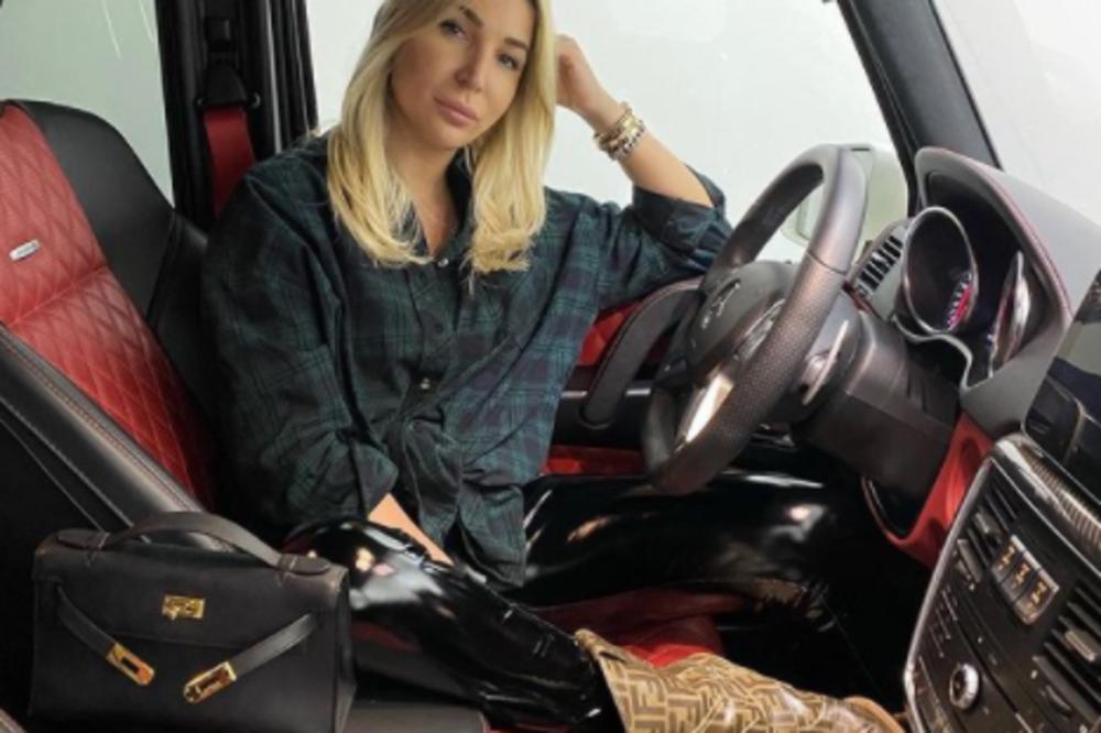 KAKAV LUKSUZ I BAHATOST! Influenserka ŽIVI NA VISOKOJ NOZI, bacila u sneg TORBU OD VIŠE HILJADA EVRA! (FOTO)