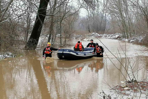 CRNIH 17 ZONA U SRBIJI! Poplave digle spasioce na noge, kuće UNIŠTENE, mostovi URUŠENI, VLADA HAOS (VIDEO)