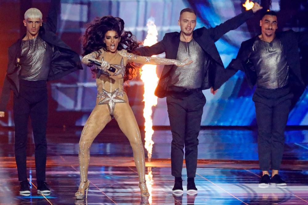 POSLE NJENOG NASTUPA SVI MUŠKARCI SU LETELI U TOALET! Brutalno mešala i opuštala se - EKSPLOZIJA PERVERZIJE UŽIVO!