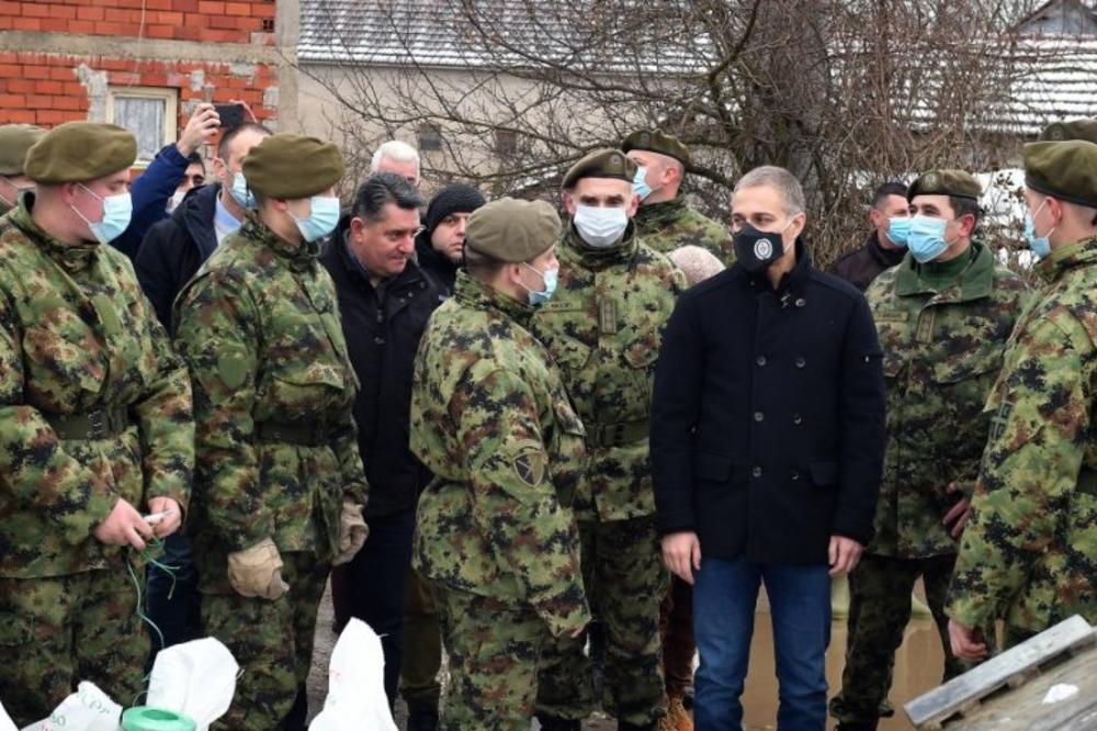 VOJSKA SRBIJE POMAŽE POPLAVLJENIM PODRUČJIMA! Stefanović: Vučić dao naređenje da vojnici danonoćno budu uz građane