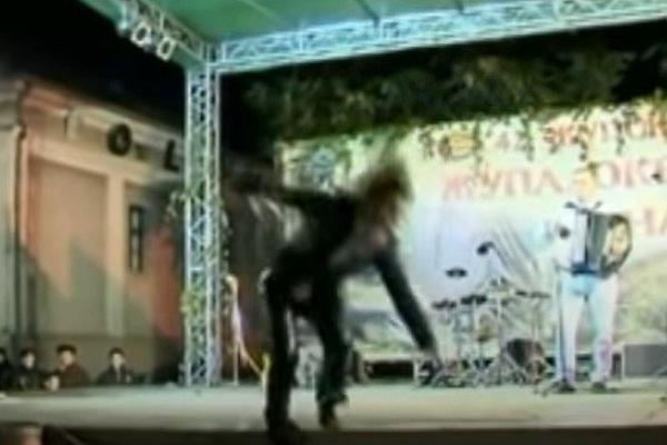 HIT DECENIJE! POZNATA PEVAČICA SE SRUŠILA KAO KUĆA OD KARATA: I danas pada u NESVEST zbog ove SCENE! (VIDEO)