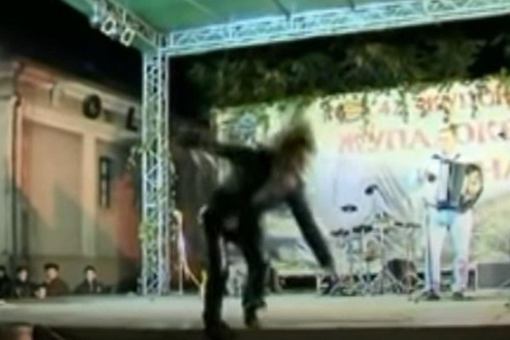 HIT DECENIJE! POZNATA PEVAČICA SE SRUŠILA KAO KUĆA OD KARATA: I danas pada u NESVEST zbog ove SCENE! (VIDEO)