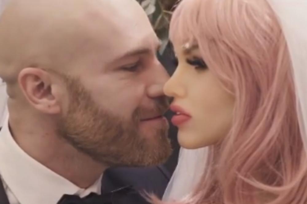 MORBIDNOST! Poznati glumac OŽENIO LUTKU U PRIRODNOJ VELIČINI, simulira odnose sa PREDMETOM, dok je ona u "bolnici"!