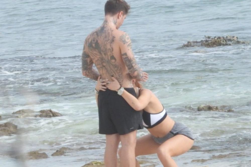 GLUMICU DEČKO DRŽI ZA GLAVU,A ONU MU PRUŽA UŽITAK NASRED PLAŽE! Skroz zaboravili na paparace, DOVELA GA DO VRHUNCA