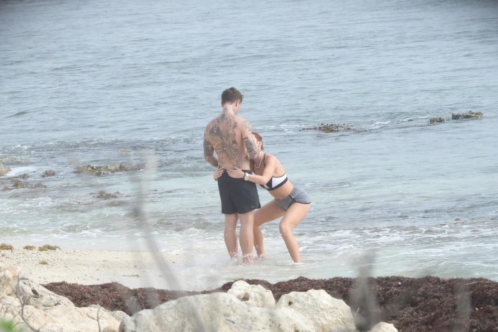 NAJSKANDALOZNIJI PAPARACO ULOV IKAD: Glumicu dečko DRŽI ZA GLAVU dok mu ona DAJE UŽITAK, mislili da ih NIKO NE VIDI