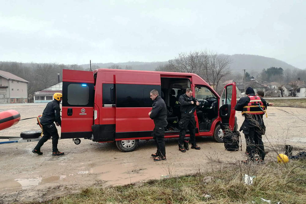 BORBA NE PRESTAJE! 85 ljudi evakuisano iz 9 poplavljenih srpskih mesta, spasioci padaju sa nogu, kapa dole (FOTO)