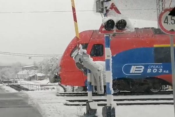 RAMPA PODIGNUTA, A VOZ ŠIBA LI ŠIBA! Skandalozan snimak nastao u Rakovici, oglasili se nadležni (VIDEO)