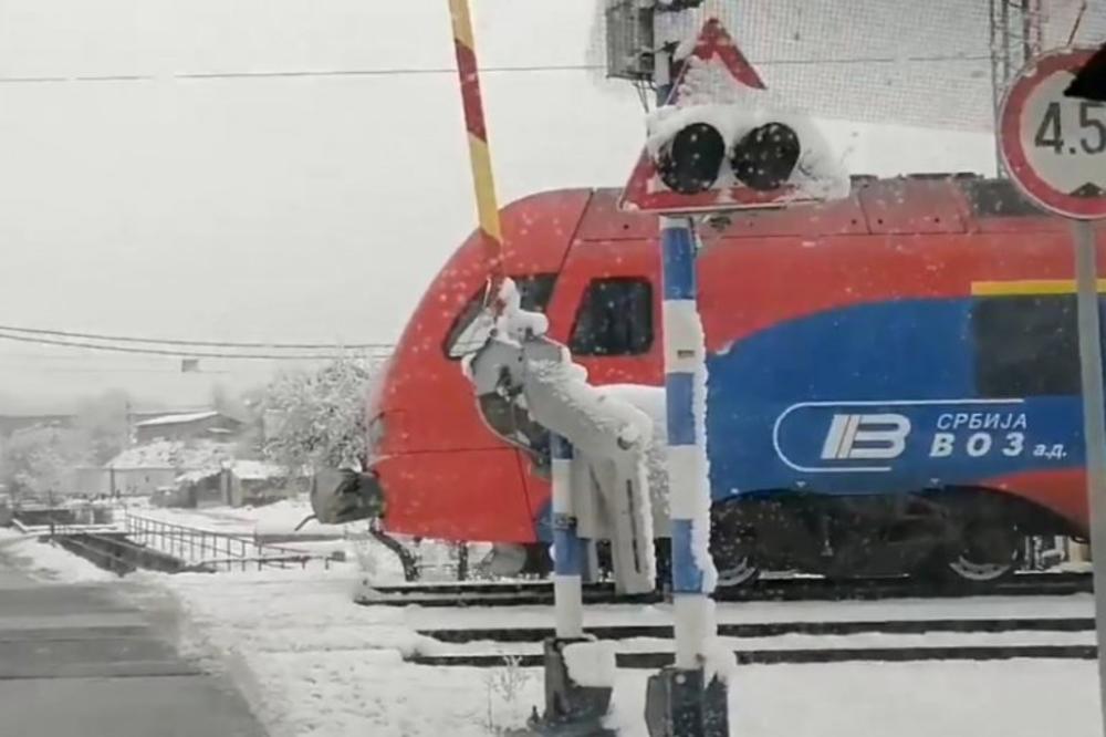 RAMPA PODIGNUTA, A VOZ ŠIBA LI ŠIBA! Skandalozan snimak nastao u Rakovici, oglasili se nadležni (VIDEO)