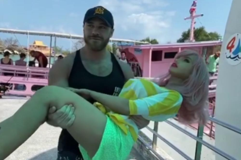 OŽENIO JE LUTKU A SADA JE OTIŠAO KORAK DALJE: Ceo svet bruji o onome što je uradio ovaj čovek (FOTO)