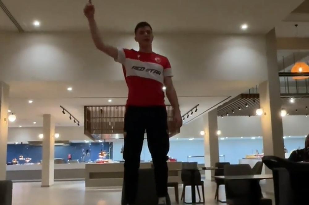 PROŠAO INICIJACIJU: Zvezdino 'momče' nasmejalo saigrače, a onda ih oduševio pesmom koju je zapevao! (VIDEO)