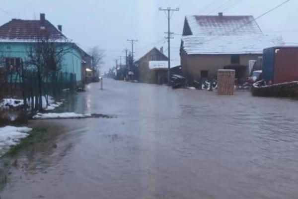 PREKO NOĆI IM JE MORAVA SVE ODNELA: Slađan i njegova BOLESNA MAJKA zbog poplave ostali BEZ KUĆE I HRANE ZA ZIMU!