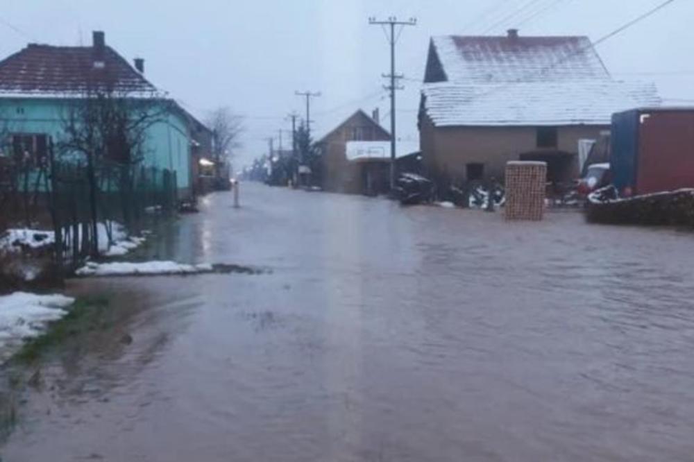 PREKO NOĆI IM JE MORAVA SVE ODNELA: Slađan i njegova BOLESNA MAJKA zbog poplave ostali BEZ KUĆE I HRANE ZA ZIMU!