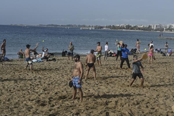 EVROPA U LEDENOM PAKLU, A GRCI NA +31 IZAŠLI NA PLAŽE! Ove fotografije su snimljene PRE DVA DANA!!! (FOTO)