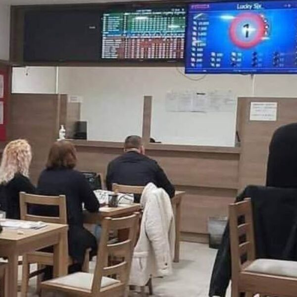 Brutalno nasilje u Leskovcu: Čovek pomahnitao u kladionici, pa krenuo redom da tuče ljude palicom!