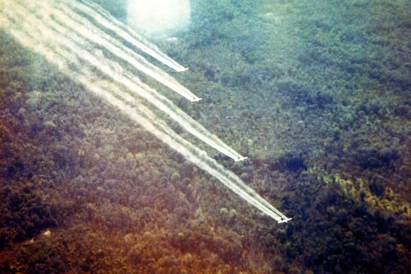 AMERIKANCI SU PRE POLA VEKA BACILI OVAJ OTROV NA MILIONE VIJETNAMACA: Od tada se tamo rađaju DEFORMISANA DECA!