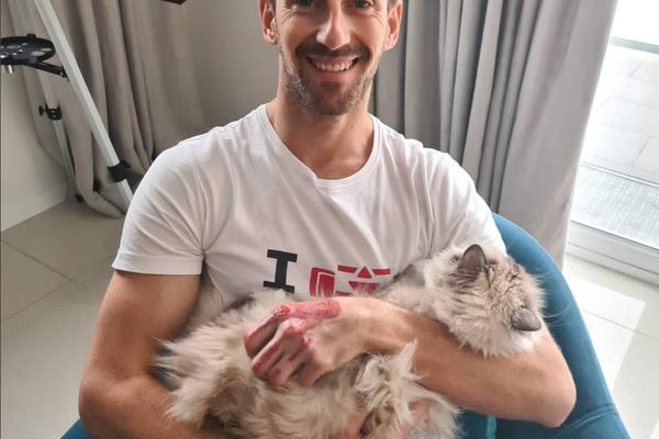 GROŽAN KONAČNO SKINUO ZAVOJE I SA LEVE ŠAKE: Izgleda STRAVIČNO, ali francuski vozač je nasmejan! (FOTO)