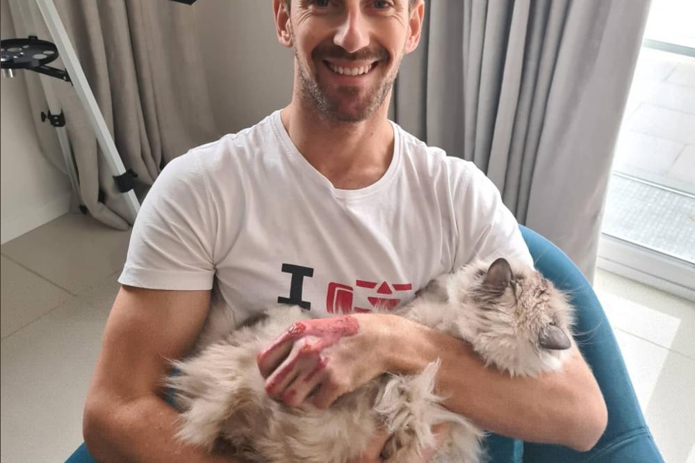 GROŽAN KONAČNO SKINUO ZAVOJE I SA LEVE ŠAKE: Izgleda STRAVIČNO, ali francuski vozač je nasmejan! (FOTO)