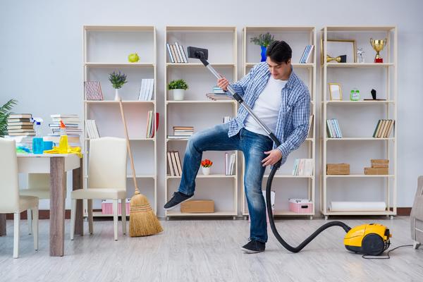 NAPUSTIO POSAO U PRESTIŽNOJ BANCI I KRENUO DA ČISTI PO KUĆAMA: Sada PLIVA U PARAMA, a ovo je NJEGOVA TAJNA