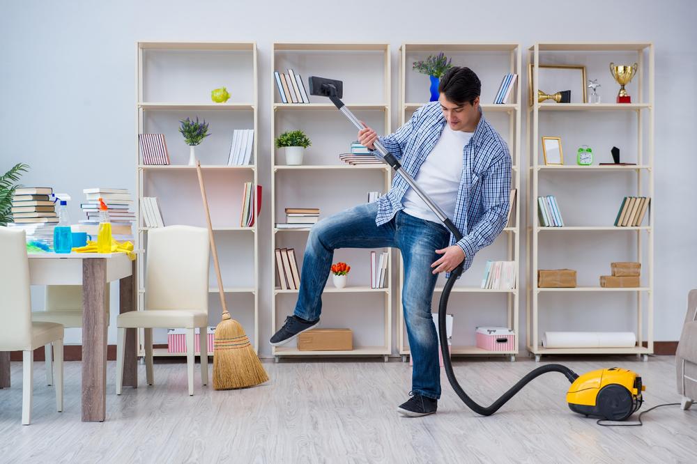 NAPUSTIO POSAO U PRESTIŽNOJ BANCI I KRENUO DA ČISTI PO KUĆAMA: Sada PLIVA U PARAMA, a ovo je NJEGOVA TAJNA