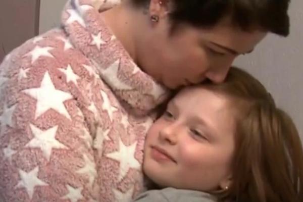 Prišao je devojčici (9) s leđa i naterao je da popije CRVENU PILULU: Majka je zatekla bez svesti