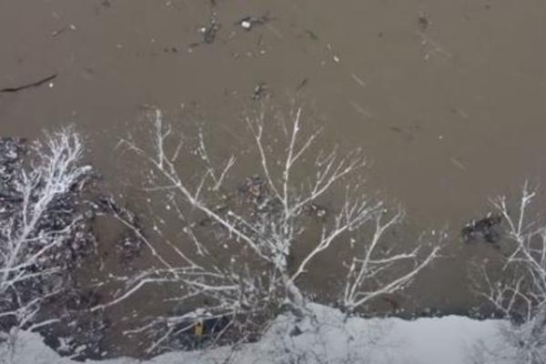 NADA JOŠ POSTOJI DA SE RAŠKO IZVUKAO! Mrak prekinuo potragu za čovekom sa prevrnute skele sa Zapadne Morave!