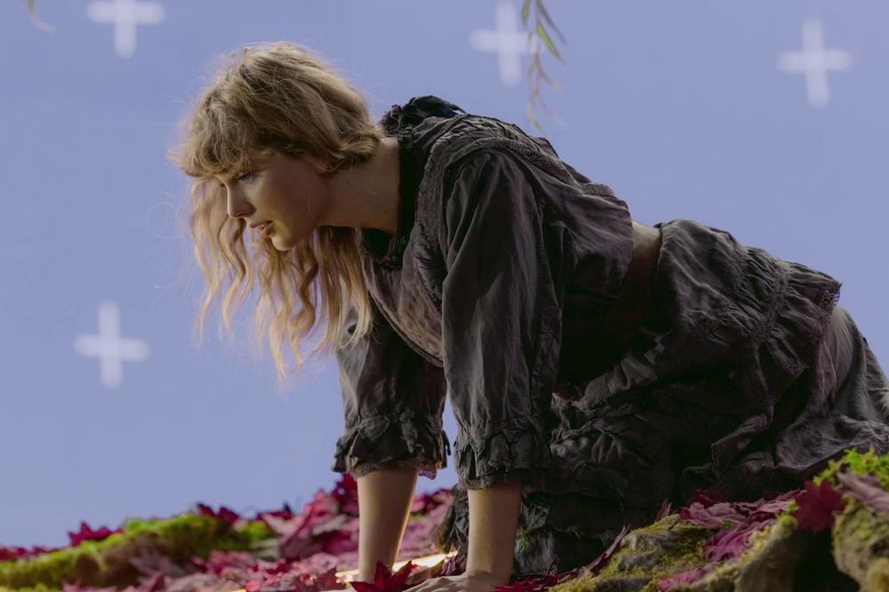 POZNATA PEVAČICA SE IZBLAMIRALA: Uradila nešto zbog čega će zauvek biti OBELEŽENA!