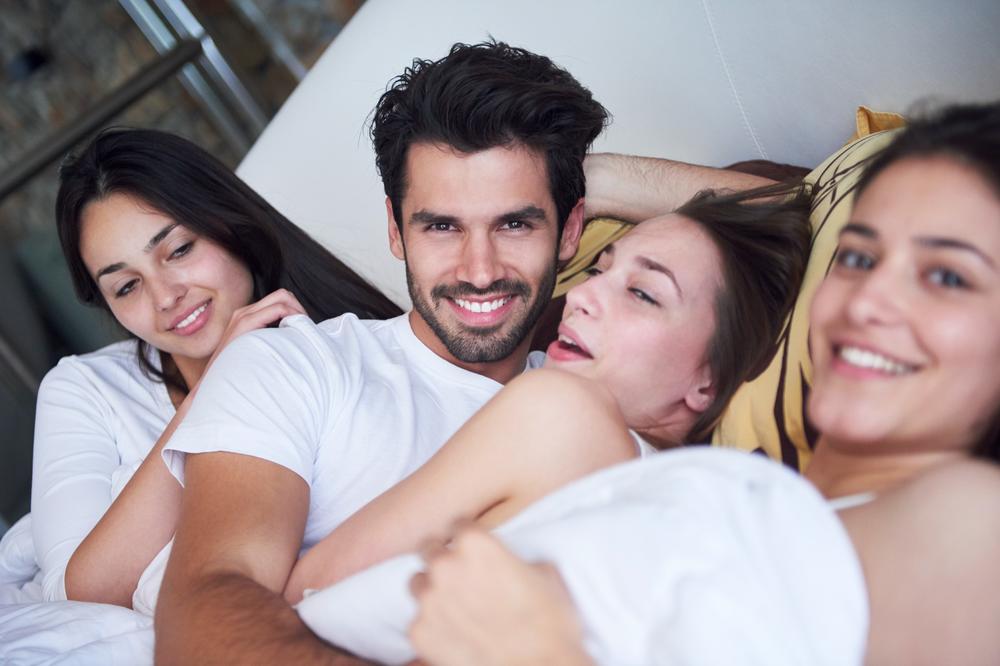 OTAC 15-ORO DECE RADIO OGAVNU STVAR SA VIŠE ŽENA ISTOVREMENO: Trošio ju je bez ikakvog ustručavanja (FOTO)