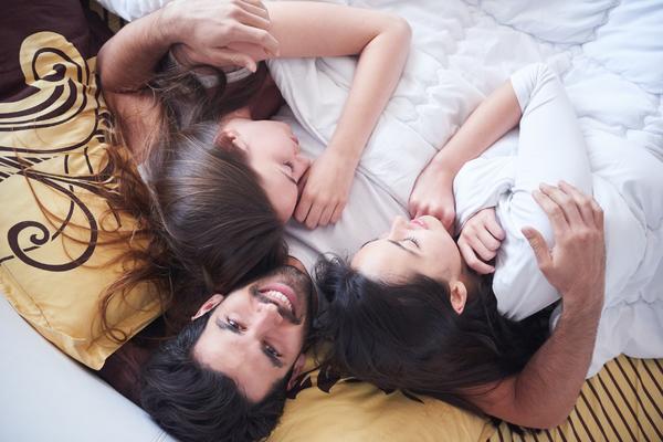 PONEDELJKOM I UTORKOM VODIM LJUBAV S BIVŠOM ŽENOM, SREDOM I ČETVRTKOM S DEVOJKOM, a za VIKEND ih SPAJAM!