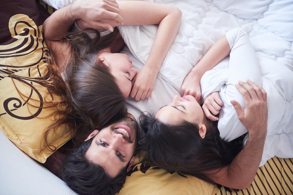 PONEDELJKOM I UTORKOM VODIM LJUBAV S BIVŠOM ŽENOM, SREDOM I ČETVRTKOM S DEVOJKOM, a za VIKEND ih SPAJAM!