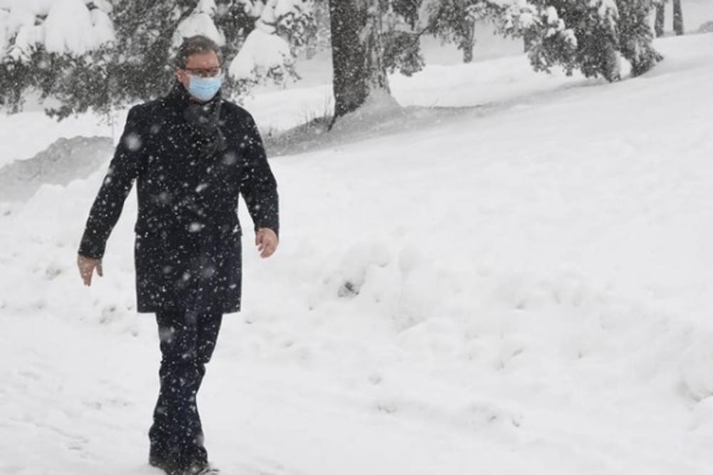 PREDSEDNIK VUČIĆ NAKON VOŽNJE GONDOLOM: Hladno je i divno na prelepom Zlatiboru! (FOTO)