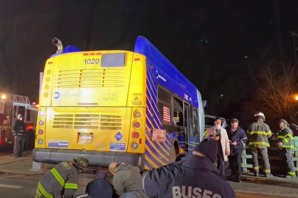 AUTOBUS SLETEO SA NADVOŽNJAKA U NJUJORKU: Povređeno najmanje 7 ljudi, JEZIVI SNIMCI! (VIDEO)