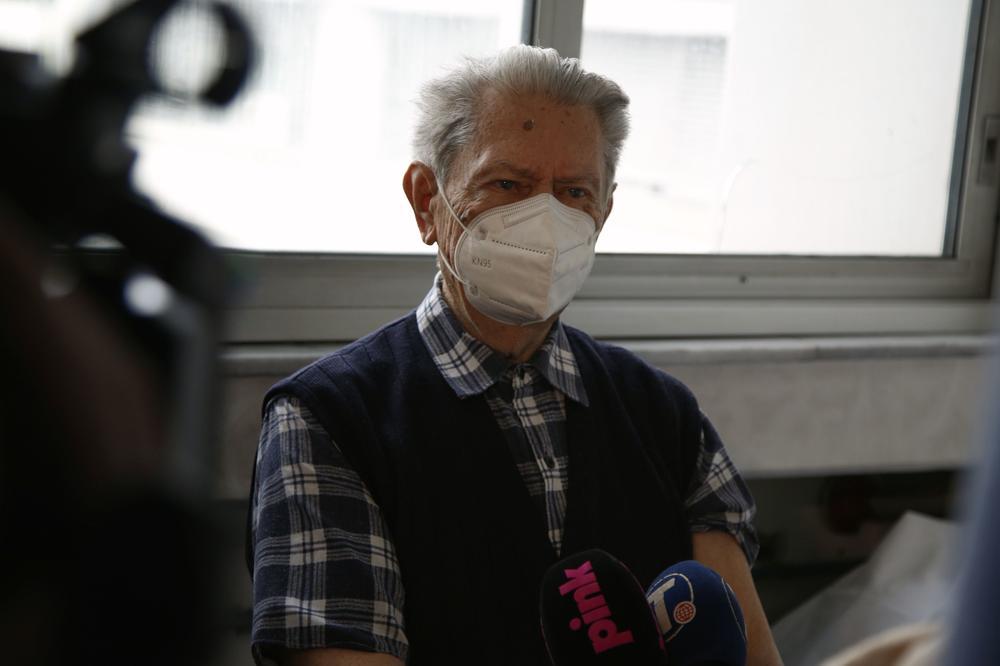 DEKA VLADISLAV (91) JE PRVI PODVRNUO RUKAV: Počela vakcinacija građana starijih od 75 godina protiv korone (FOTO)