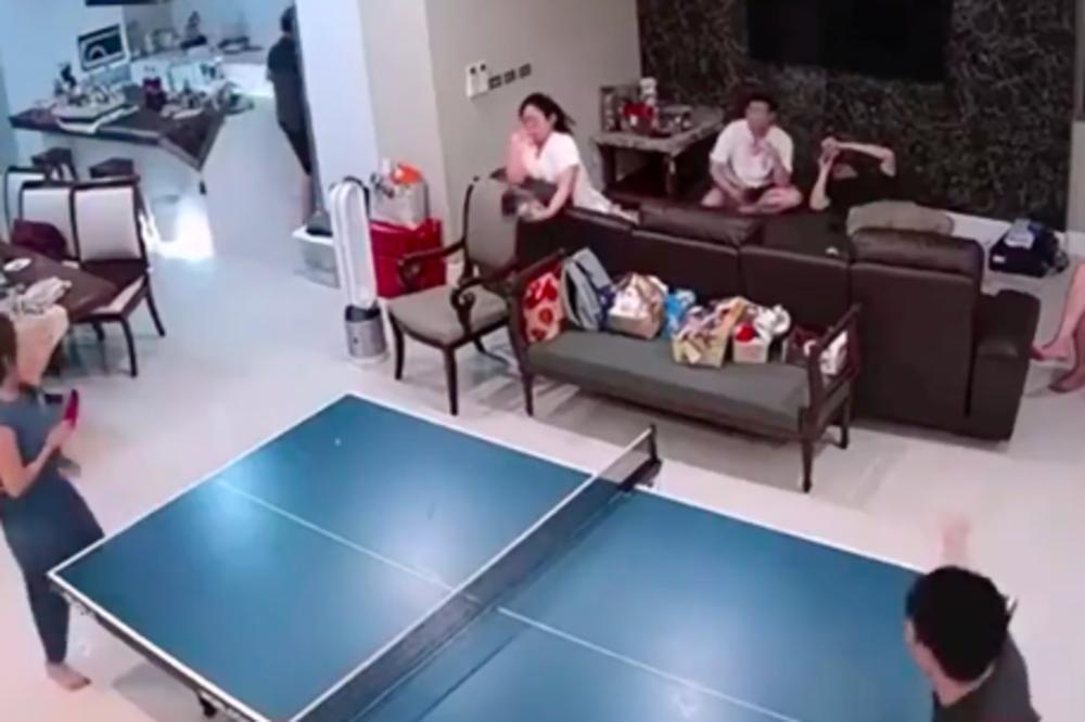 UŽAS! REKET JOJ ODLETEO PRAVO U LICE! Ovo mora da je jako bolelo (VIDEO)