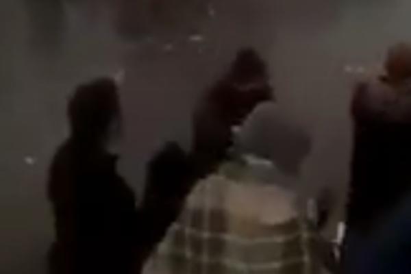 SUKOBI NE PRESTAJU: Nekoliko stotina migranata kamenovalo policiju