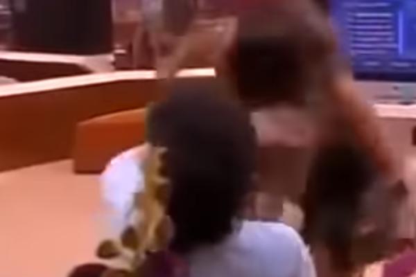 VELIKA TUČA U RIJALITIJU! Razbila joj glavu pa hitno DISKVALIFIKOVANA!