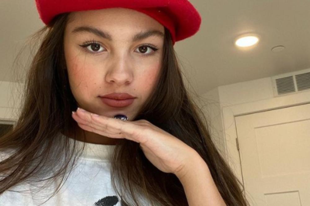 SA SAMO 17 GODINA U SRBIJI POSTALA JE NAJSLUŠANIJI IZVOĐAČ! Ona je pravo ČUDO, region pada u trans zbog nje!(VIDEO)