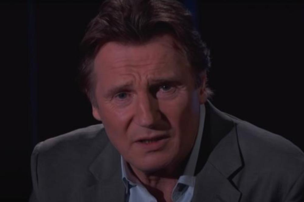 SLAVNI GLUMAC URINIRAO PO SEBI, KAMERA SVE SNIMILA! Ceo svet ZGROZIO JEZIVIM PRIZOROM, između noga prava BLJUVOTINA