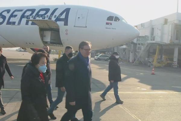 PREDSEDNIK DOČEKAO AVION SA KINESKIM VAKCINAMA: Srbija je bila dovoljno pametna! (VIDEO)
