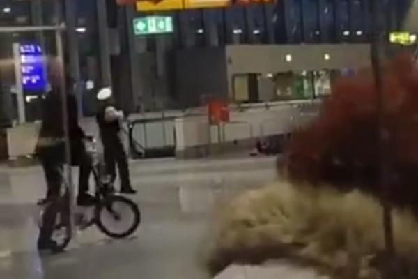 PRVI DETALJI DRAME U FRANKFURTU: Osoba uperila pištolj, dok druga leži na podu (VIDEO)