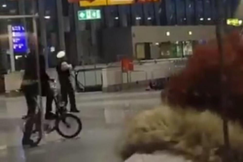 PRVI DETALJI DRAME U FRANKFURTU: Osoba uperila pištolj, dok druga leži na podu (VIDEO)